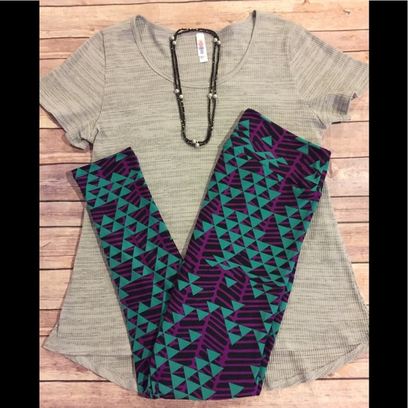 LuLaRoe Tops - LuLaRoe Large Classic Tee with TC Leggings